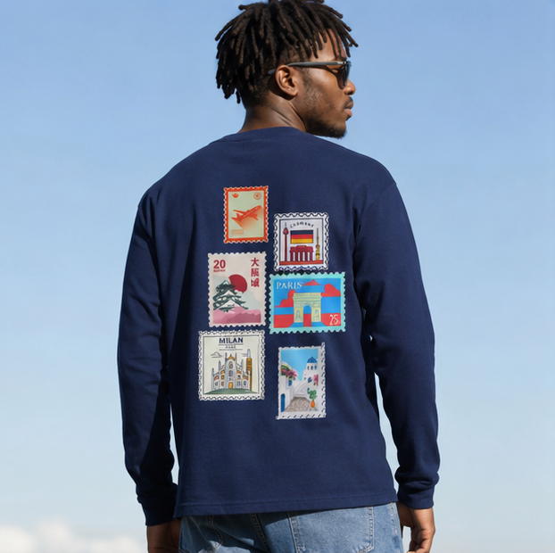 T-shirt à manches longues « Destination Inconnue » | T-shirt graphique vintage avec timbre de voyage | Homme |