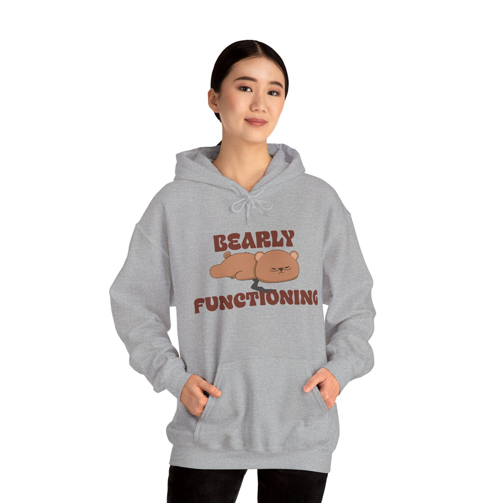 Sweat à Capuche "Bearly Functional" – Pull Douillet à Motif Ours Paresseux